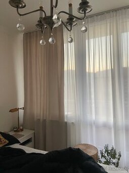 Hladká biela záclona a béžový zatemňovací záves