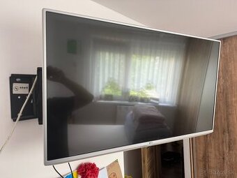 Televízor LG s držiakom na stenu
