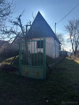 PREDAJ, PODLUŽANY - VINIČNÝ DOMČEK S VINOHRADOM