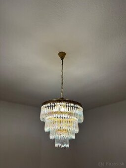 Krásny vzácny luster z kryštálu vo vintage štýle