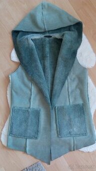 Teplá dámska vesta s kapucnou S-M