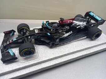 F1 MERCEDES W12 HAMILTON VÍTĚZ BAHRAINU 2021 MINICHAMPS 1:18