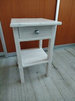 Predám nočný stolík.