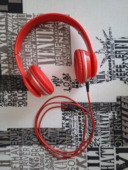 Červené káblové slúchadlá