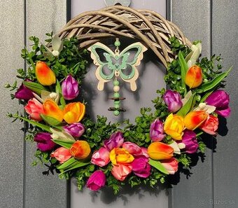 Jarný veniec na prútenom základe dekorácia na dvere