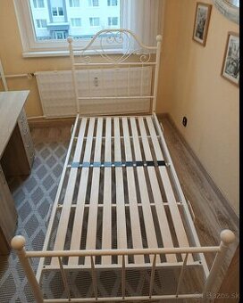 Krásna, biela posteľ pre dospievajúcu princeznú