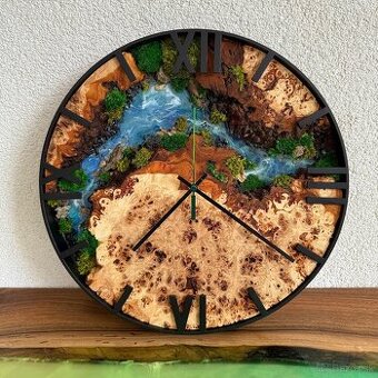 Machové hodiny s drevom a epoxidom 40cm priemer