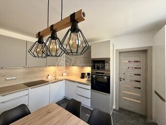 Nádherný moderne zrekonštruovaný 3 izbový byt v ní…