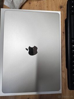 Predám málo používaný MacBook 13” 2024 M3, 256 GB.