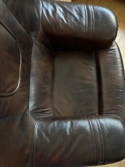 Rustikalna obývacia zostava s koženými kreslami