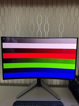 Dell Alienware 32 OLED 4K zakriveny