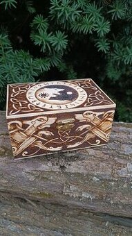 Vikingská krabička - Skoll a Hati - Viking wooden box