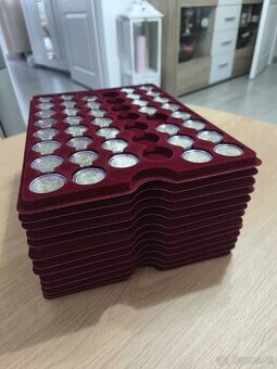 Albumy a platá na 2€ mince