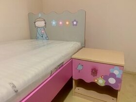 Detská posteľ s nočným stolíkom