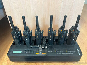 Vysielačky motorola DP4400e UHF 6ks + impres2 nabijacka