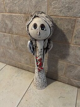 Keramická soška dievčaťa