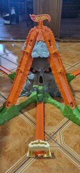 Dráha Hot Wheels sopka