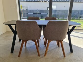 Jedálenský stôl a stoličky