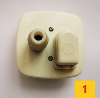 Televízna zásuvka účastnícka, káble prepojovacie a koncovky.