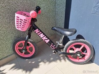 Dvojkolesové odrážadlo s menom