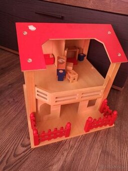 Drevený domček pre bábiky