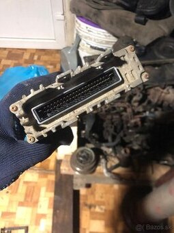 Riadiaca jednotka motora audi80 B4