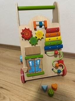 Drevené chodítko na tlačenie