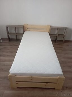 Posteľ s roštom a matracom