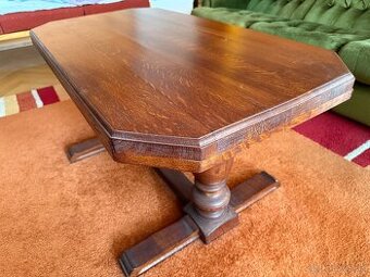 Masívny drevený konferenčný stolík – pevný a zachovalý