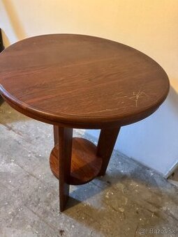 Štýlové okrúhle drevené stolíky s poličkou – 2 kusy výhodne