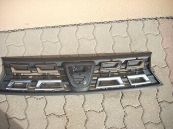 dacia duster - predna maska