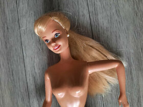 Retro Barbie s náušnicami
