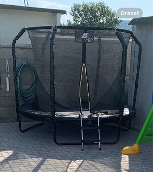 Záhradná trampolína