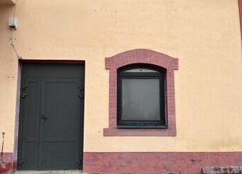 Prenájom obchod-prevádzk. priestoru v centre Nitry s parkov.