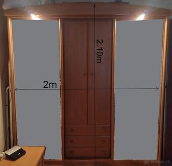 Priestranná šatníková skriňa