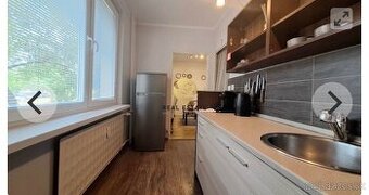 Kuchyňa s trúbou, digestorom a chladničkou