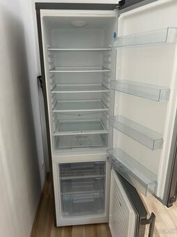 Strieborná chladnička AMICA