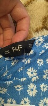 Modré kvietkované šaty