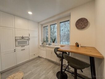 33 Reality | Na prenájom kompletne zariadený 2.izbový byt s