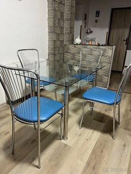 Jedálenský stôl so stoličkami