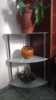 Sklenený rohový stolík