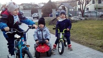 Prve odrážadlo cervené pevné stvorkolesové