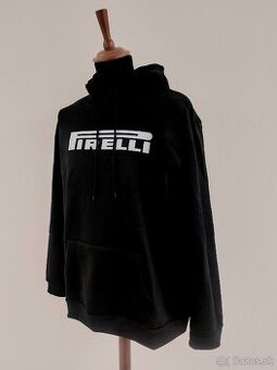 Mikina s nápisom pirelli