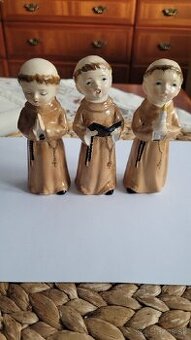 Traja mnísi z porcelánu