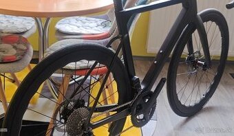Kompletný karbónový cestný bicykel s elektronickým radením