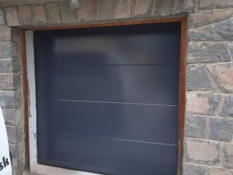 Garážová sekciová brána