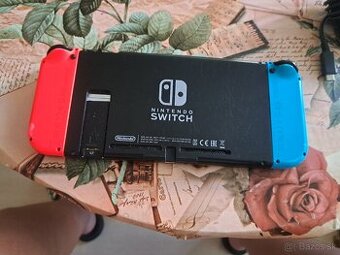 🛠️ Nintendo Switch – nefunkčný, na diely (s jedným poškoden