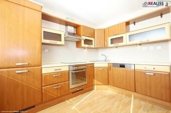 Veľkometrážny 3-izbový. zrekonštruovaný a zariadený byt
