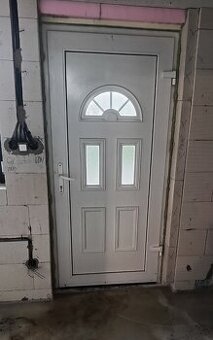 Plastové dveře s futernicemi na stavbu apod.