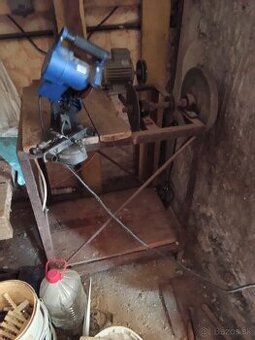 ZELEZNY STOL S BRUSKOU